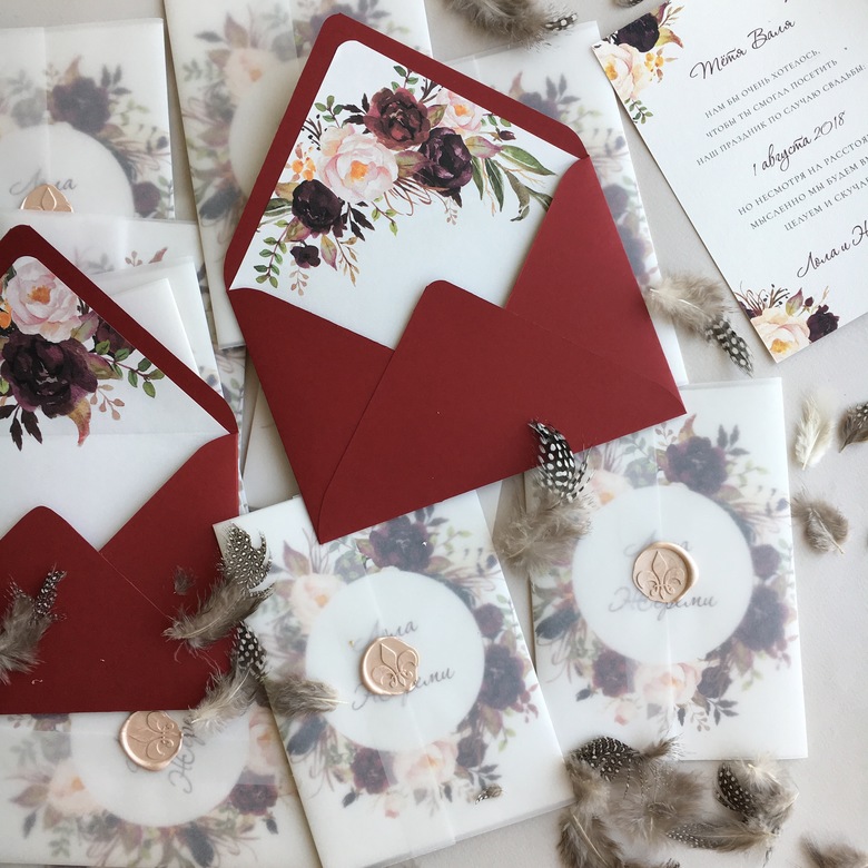 Свадебные приглашения с венком в бордовом цвете