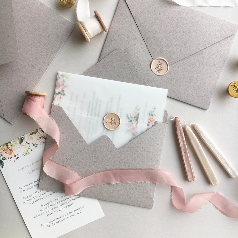 Конверт из бумаги цвет "серый с розовым"