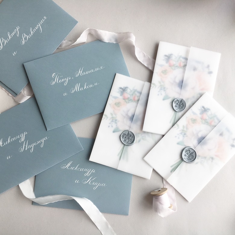 Пригласительные с персиковыми ранункулюсами и серо-голубыми цветами