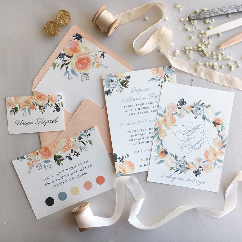 Пригласительные на свадьбу с цветами персиковыми и серыми