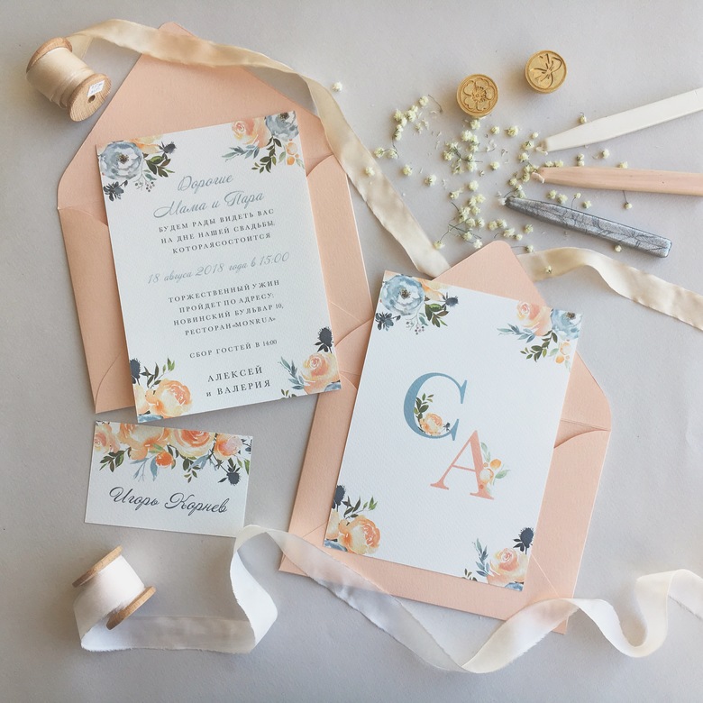 Свадебные приглашения с цветами персиковыми и серыми