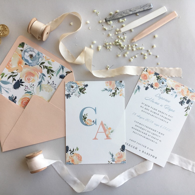 Свадебные приглашения с цветами персиковыми и серыми