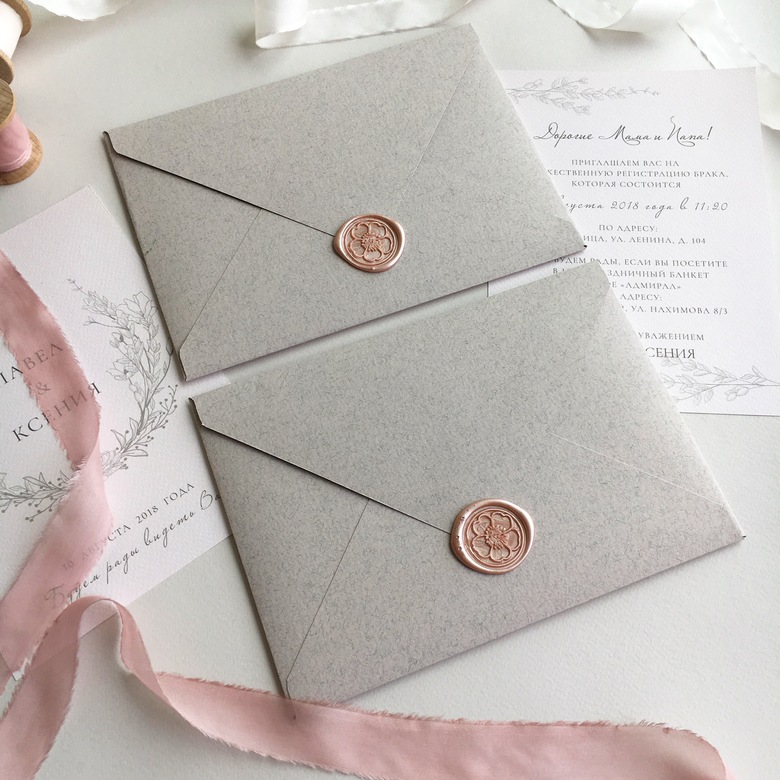 Приглашение на свадьбу с венком на пыльно-розовой бумаге
