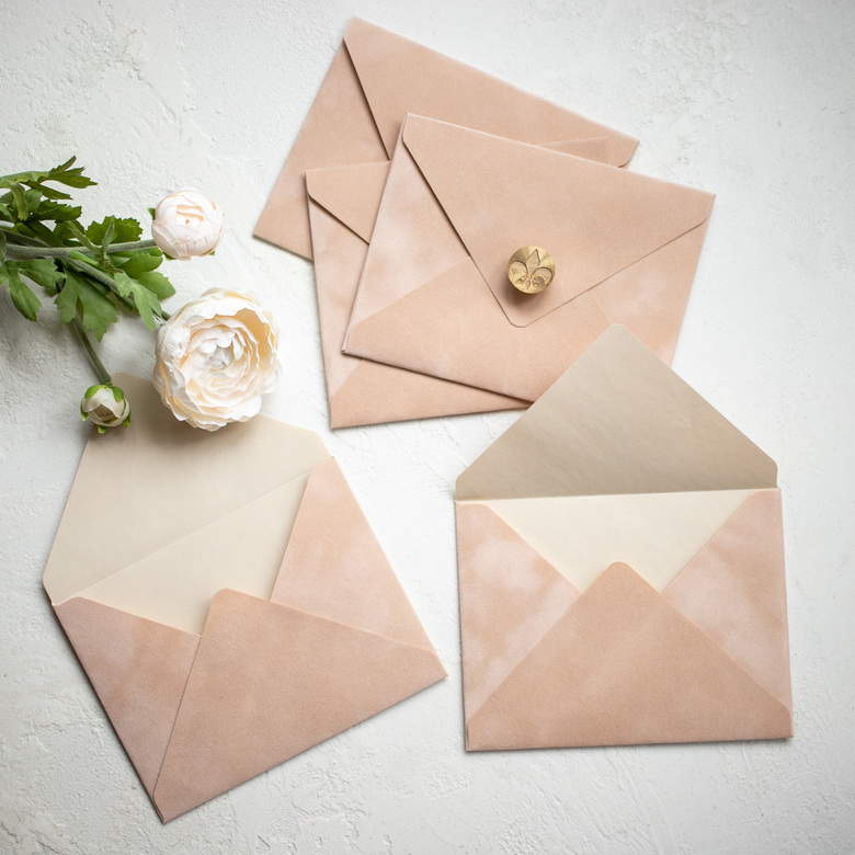 Бархатные конверты бежевого цвета