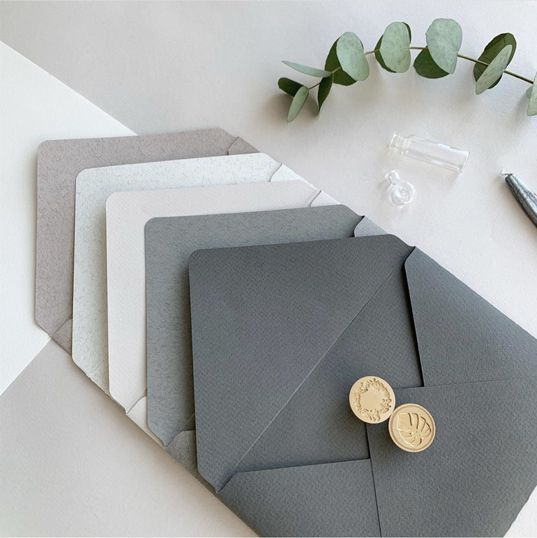 Конверт из бумаги серого цвета