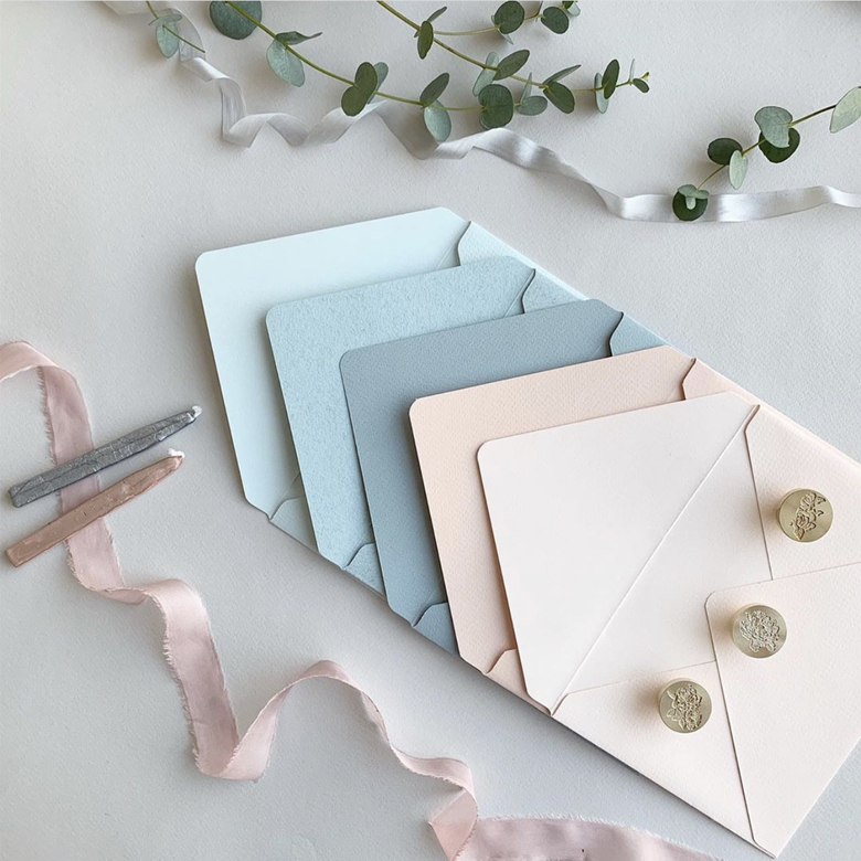 Конверты из бумаги розовые и голубые