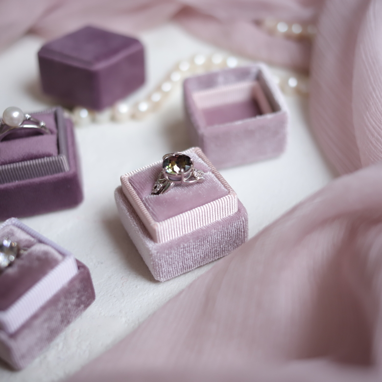 Бархатная коробочка для колец на свадьбу