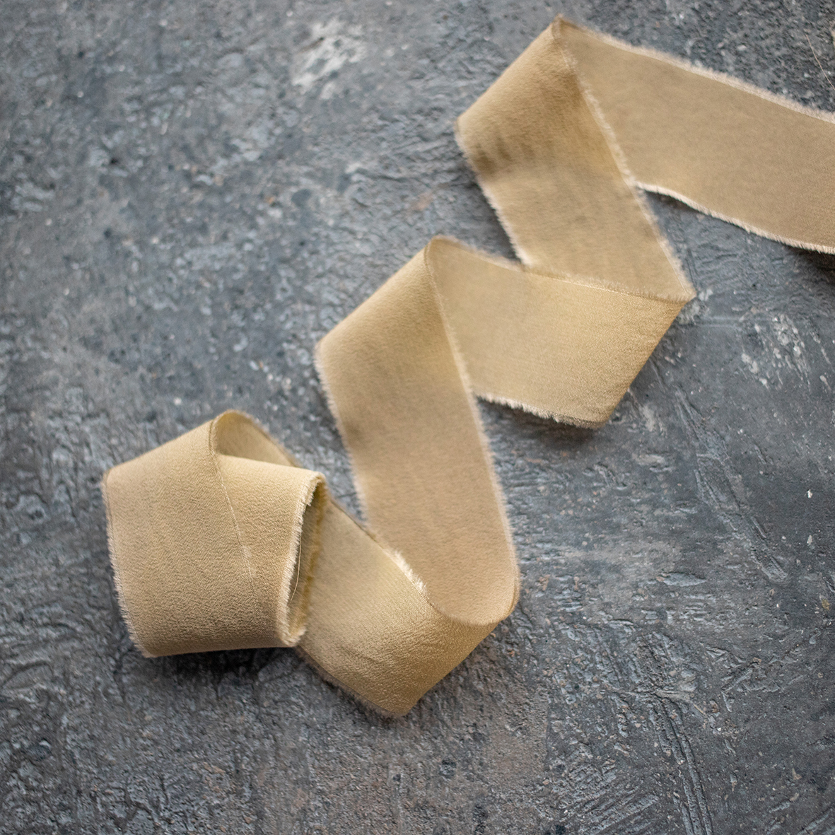 Шелковая лента ручного окрашивания из крепдешина "Олива"