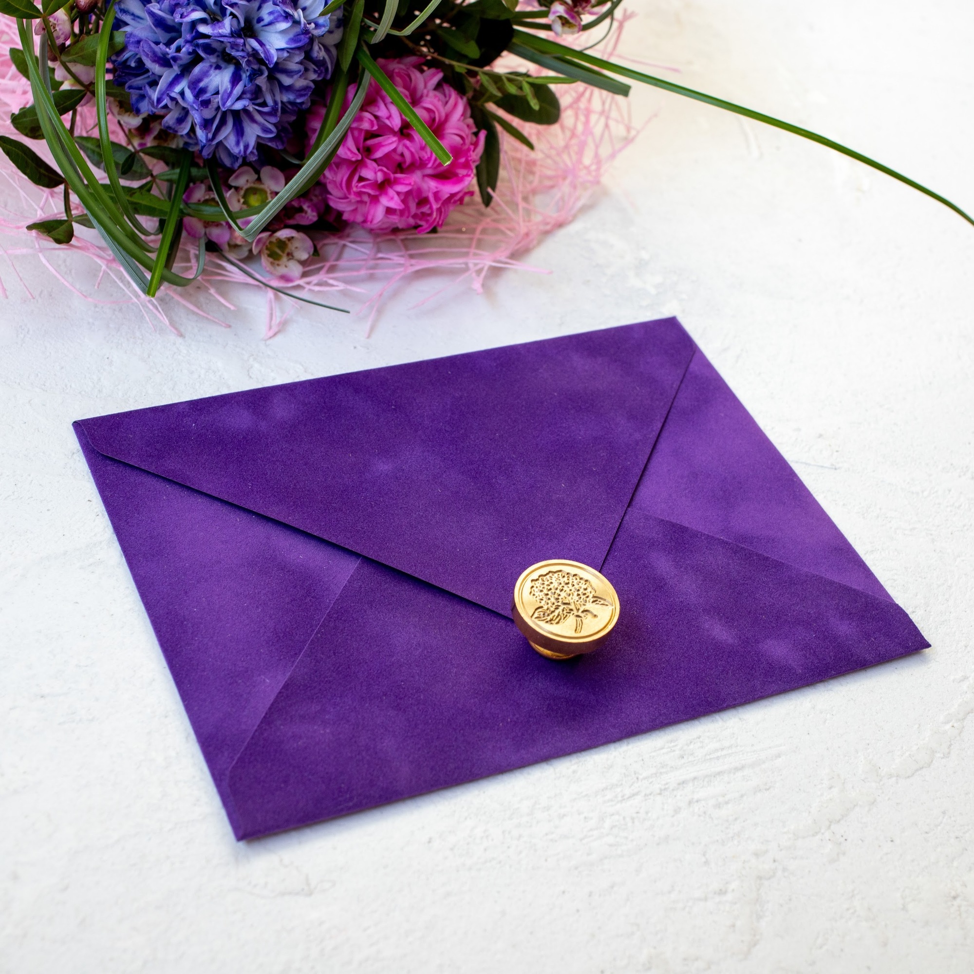 Бархатные конверты фиолетового цвета купить