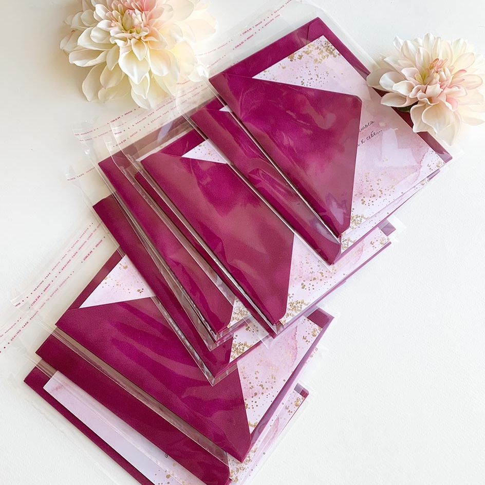 бархатный конверты в ярко розовом цвете для приглашений