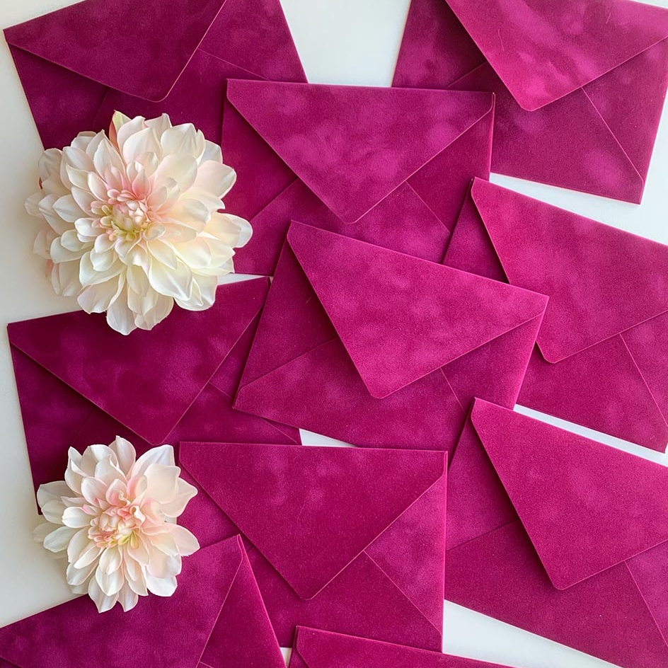 бархатный конверты в ярко розовом цвете для приглашений
