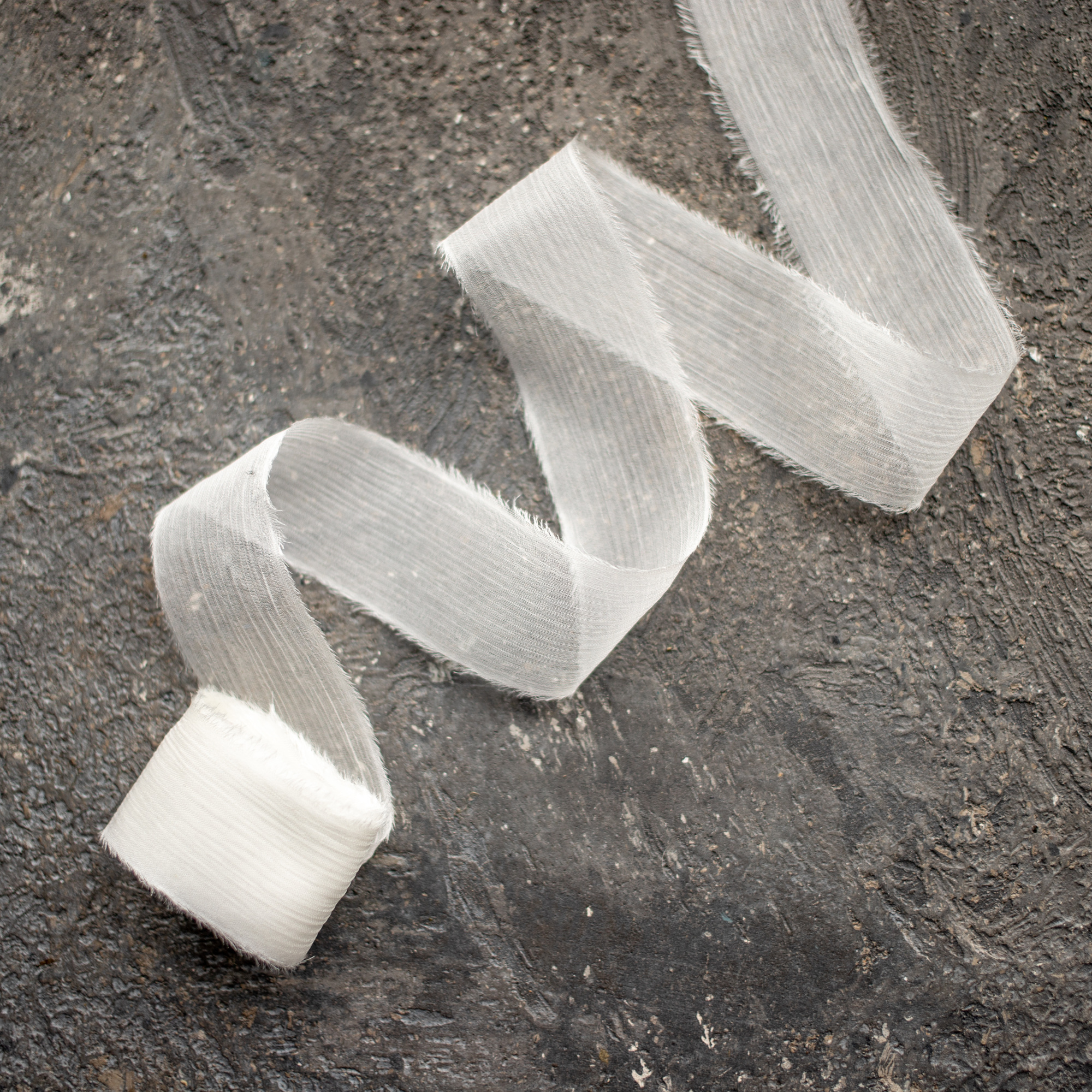 Шелковая лента ручной работы из жатого шифона "Белая"