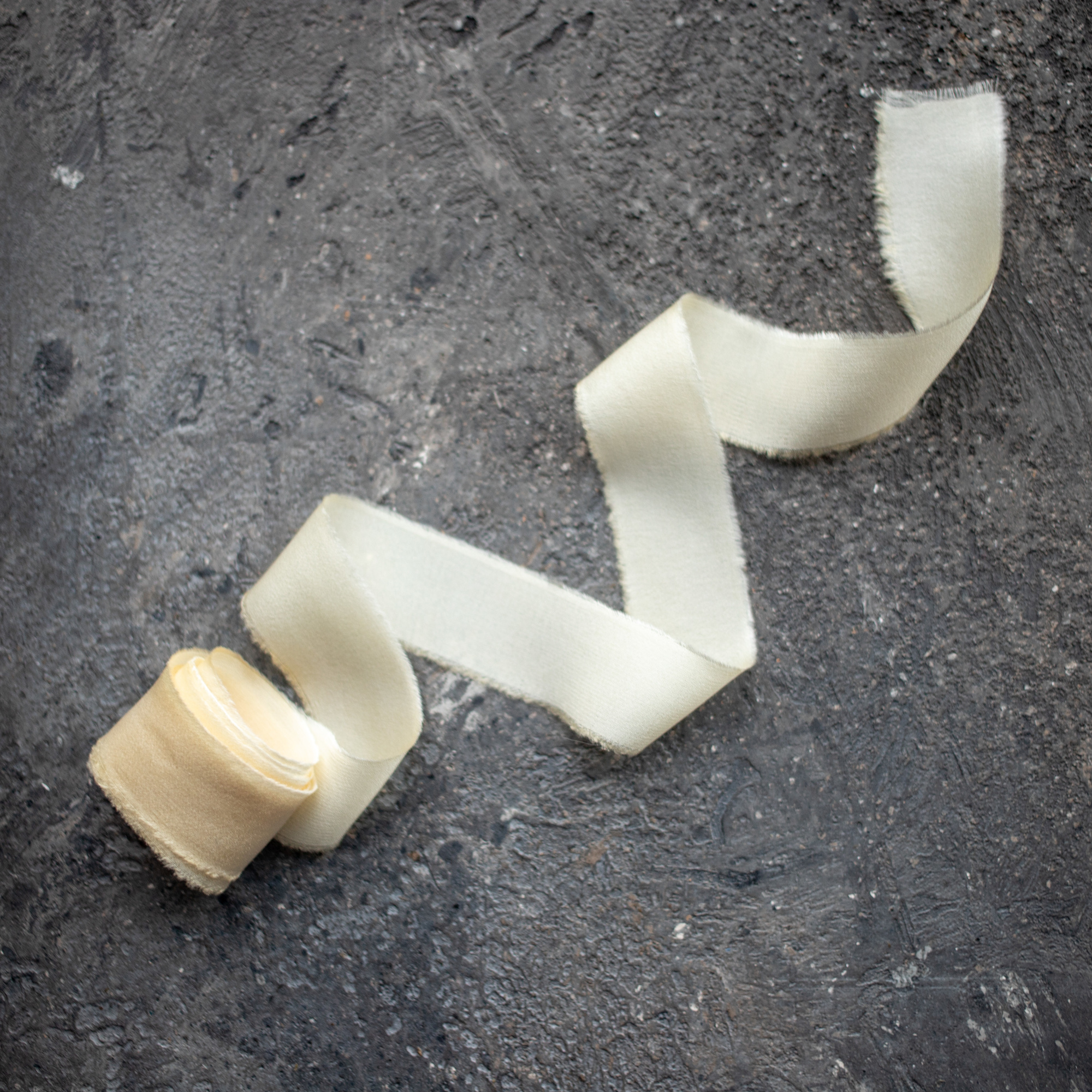 Шелковая атласная лента ручного окрашивания "Айвори"