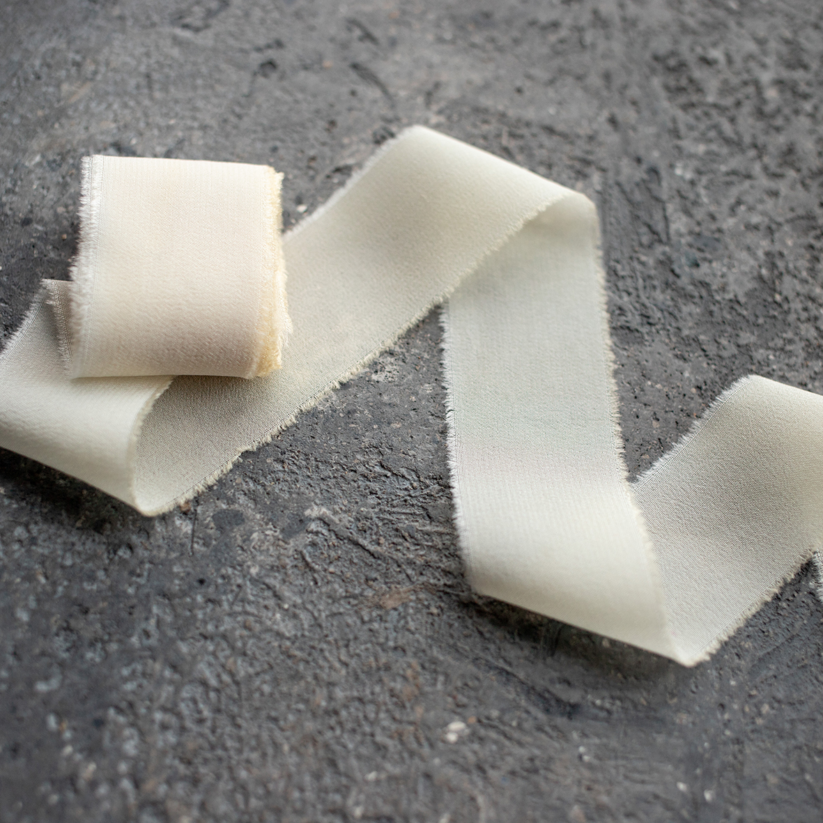 Шелковая лента ручного окрашивания из крепдешина "Айвори"