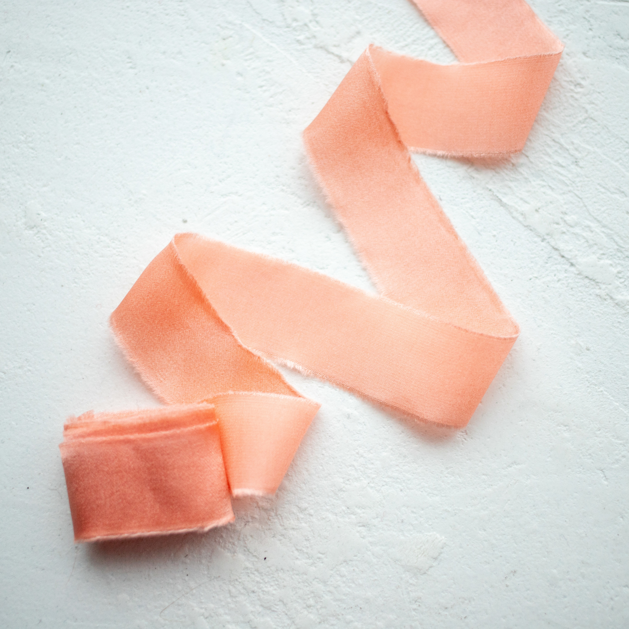 Шелковая лента ручного окрашивания из крепдешина "Персиковый"
