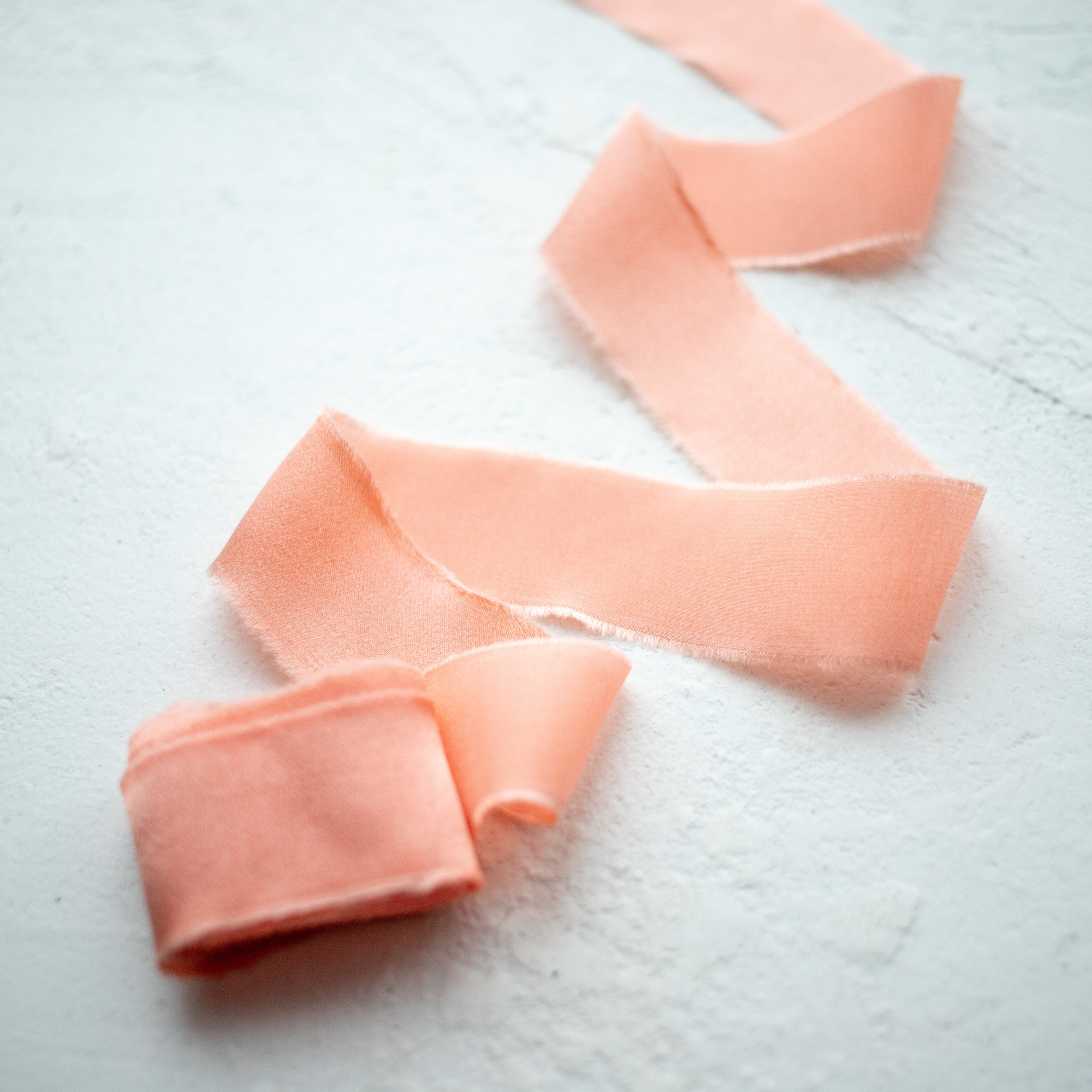 Шелковая лента ручного окрашивания из крепдешина "Персиковый"