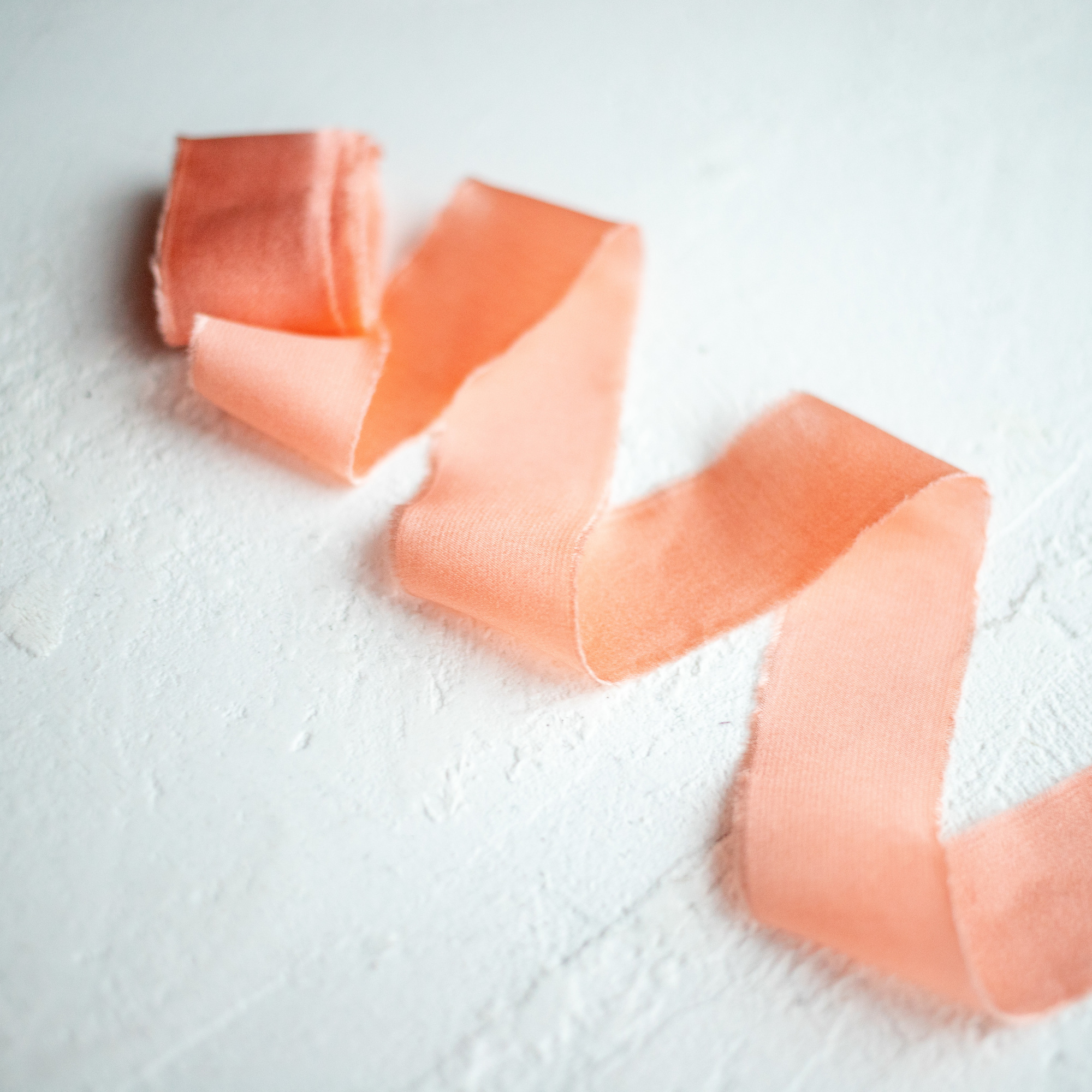 Шелковая атласная лента ручного окрашивания "Персиковый"