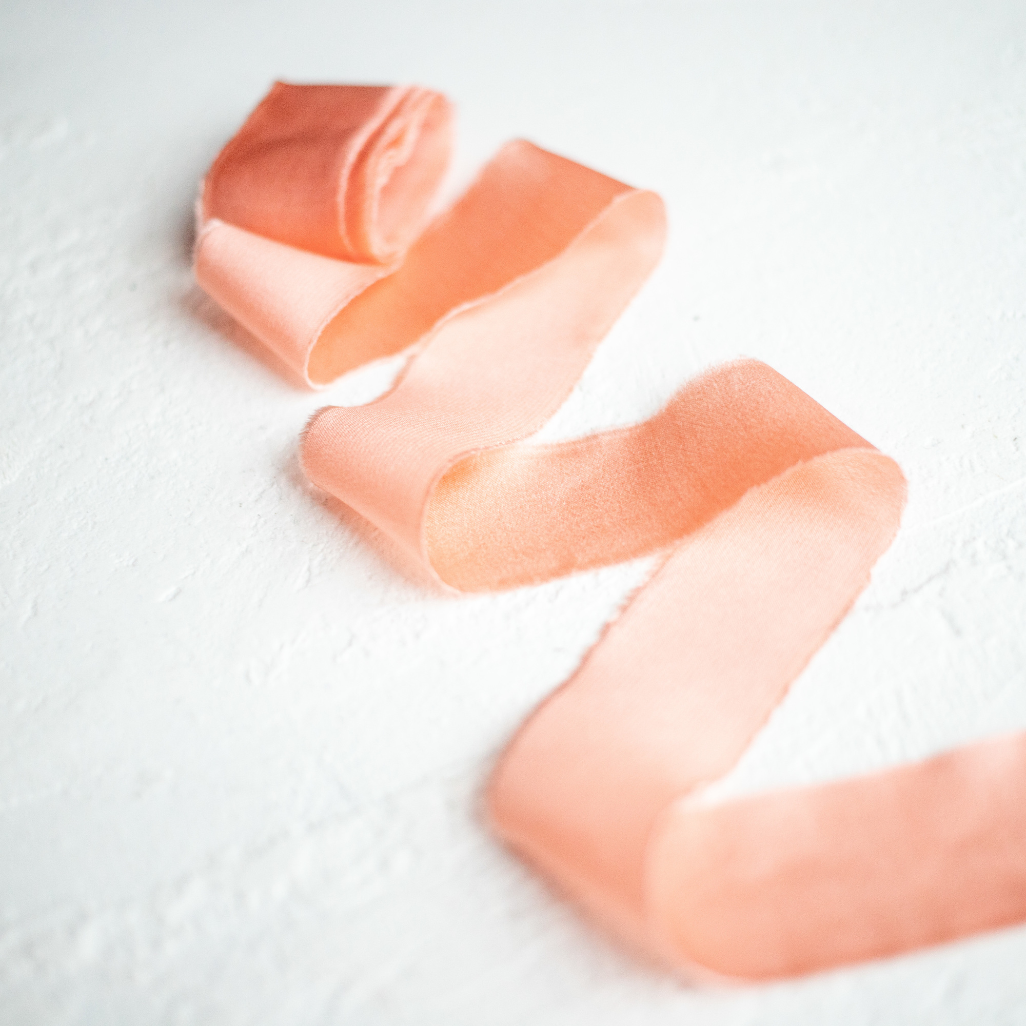 Шелковая атласная лента ручного окрашивания "Персиковый"