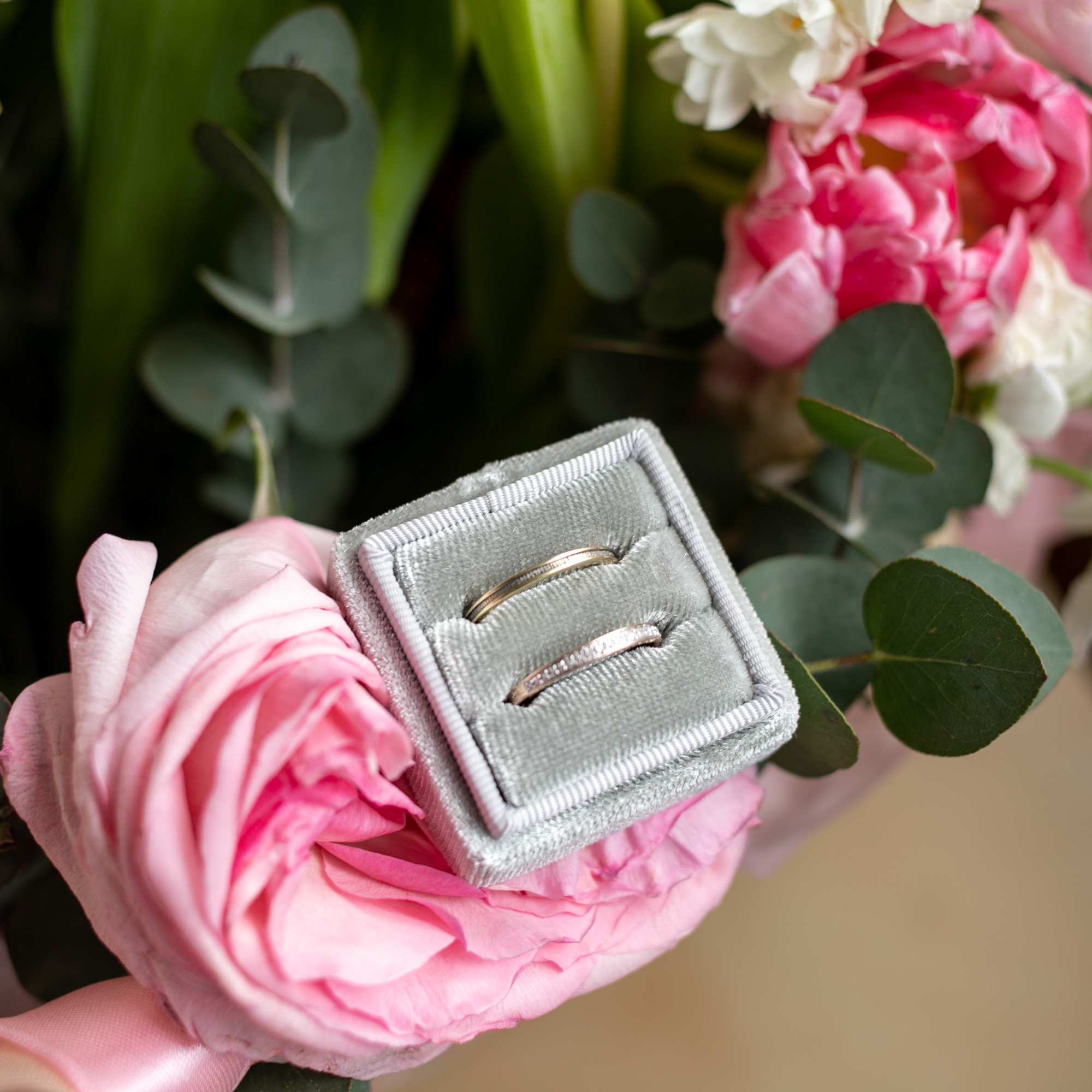 Бархатная коробочка для колец "серо-зеленая"