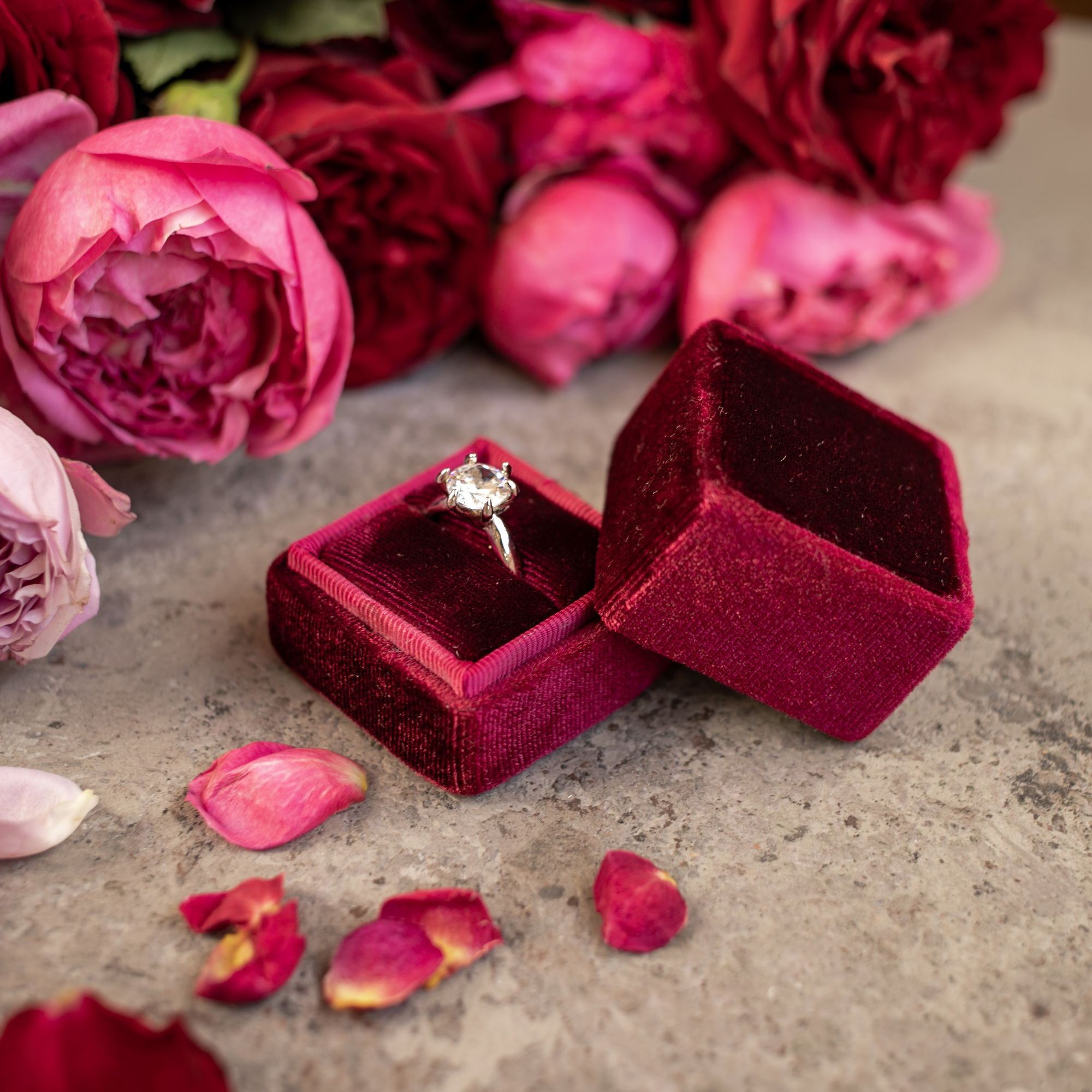 Бархатная коробочка для кольца  "бордовая"