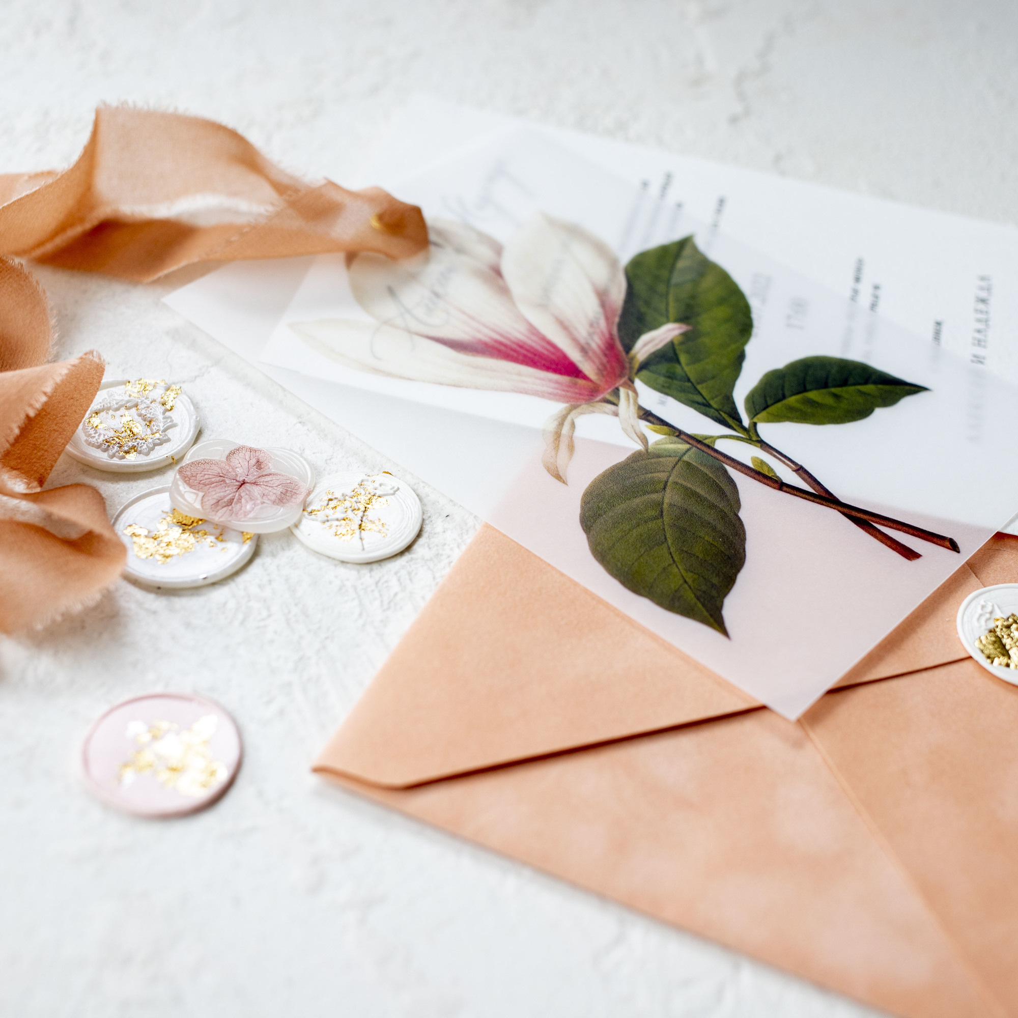 Приглашение с цветами в кальке