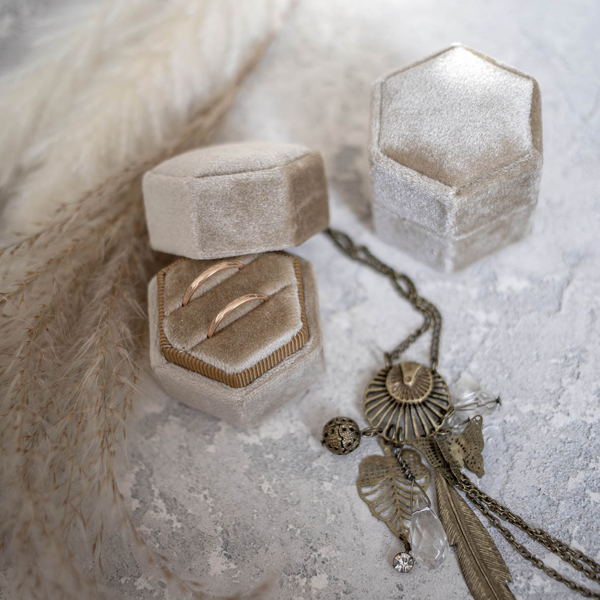 Бархатные коробочки для двух колец бежевые цена в магазине