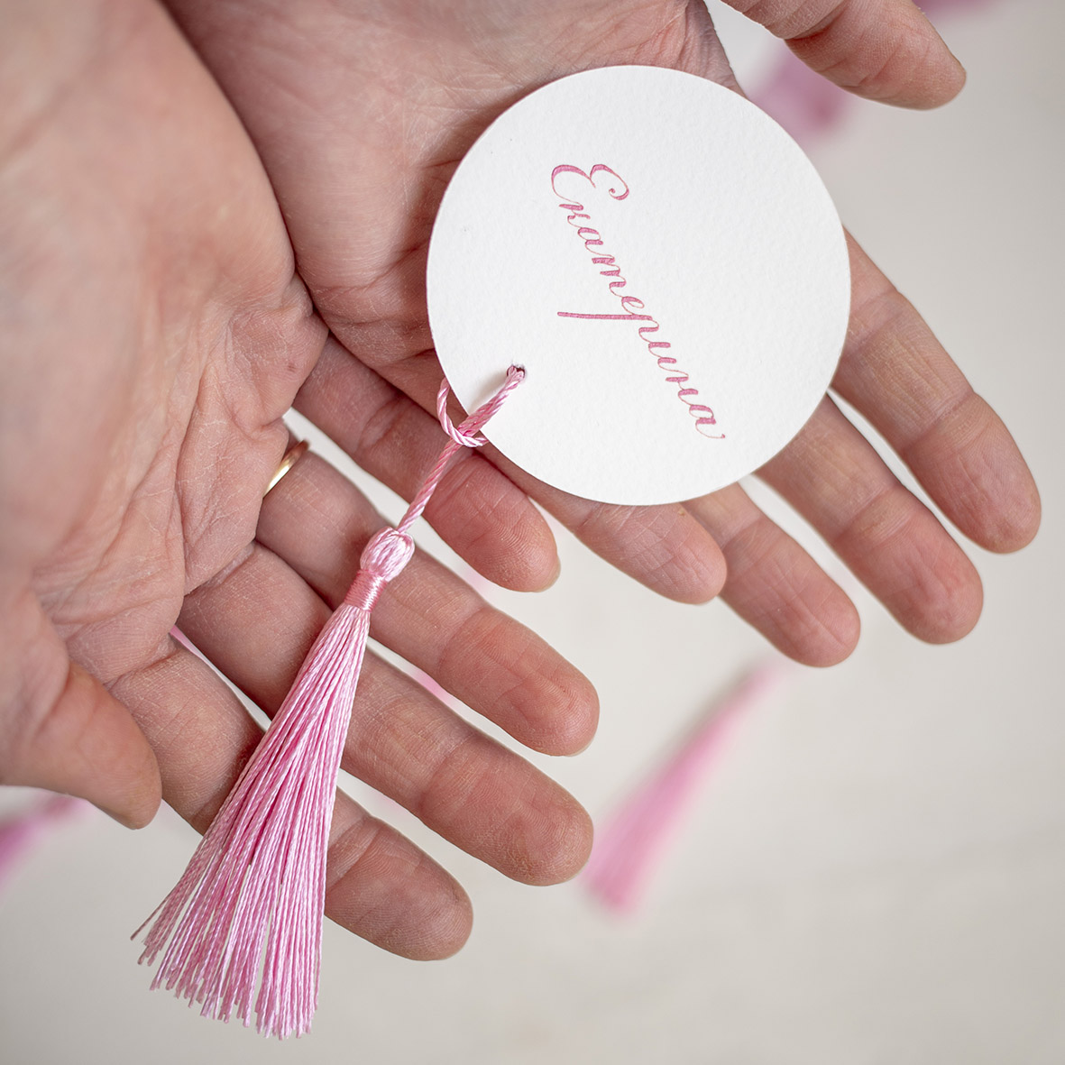 Карточки рассадки с кисточками круглые розовые