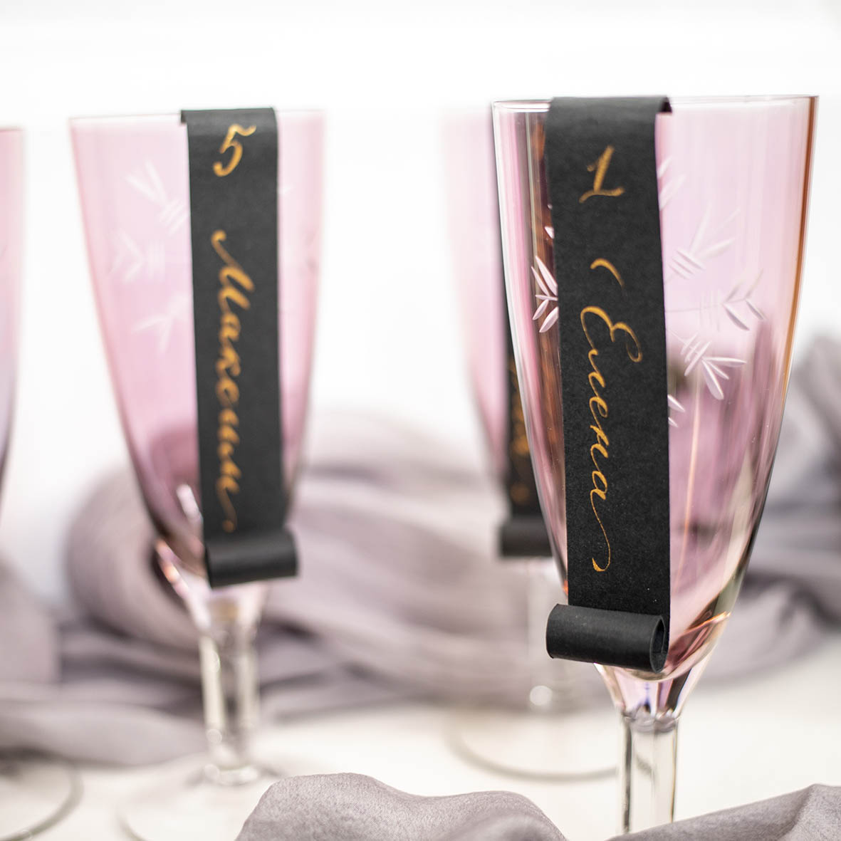 Карточки рассадки гостей черные на бокалы цена