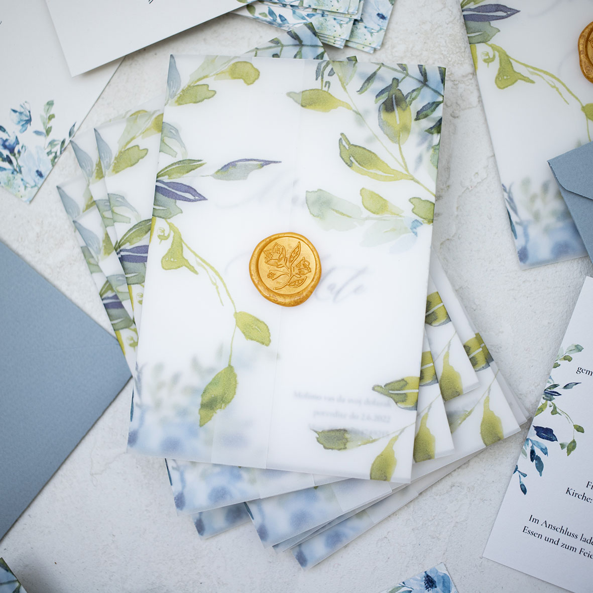 Пригласительные на свадьбу в кальке с сургучной печать голубые