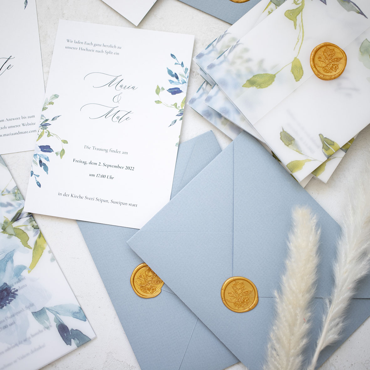 Пригласительные на свадьбу в серо-голубом цвете с листьями на заказ