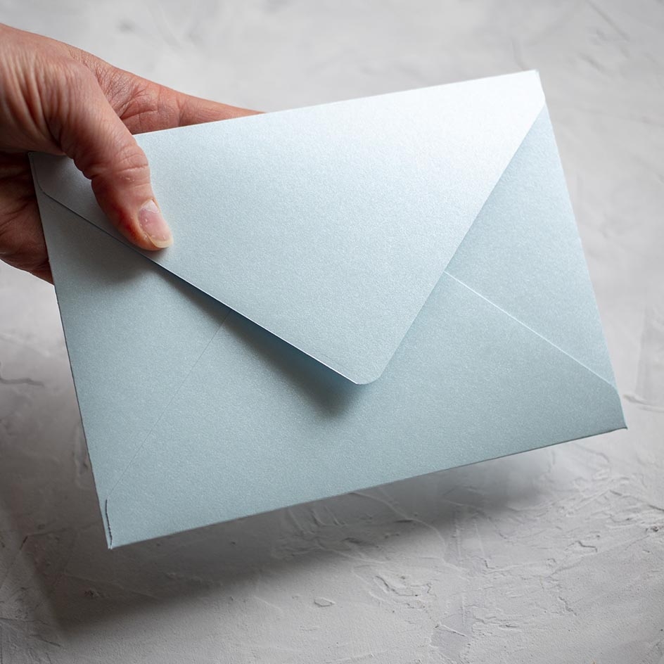Бумажные конверты в голубом цвете перламутровые для свадьбы