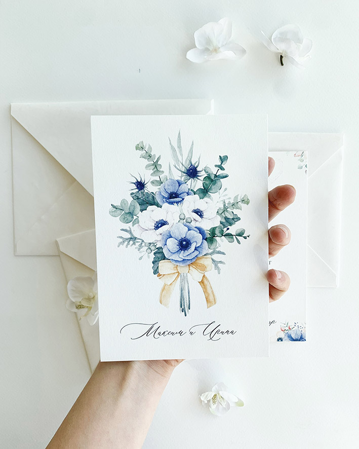 Свадебные приглашения с букетом и синими цветами