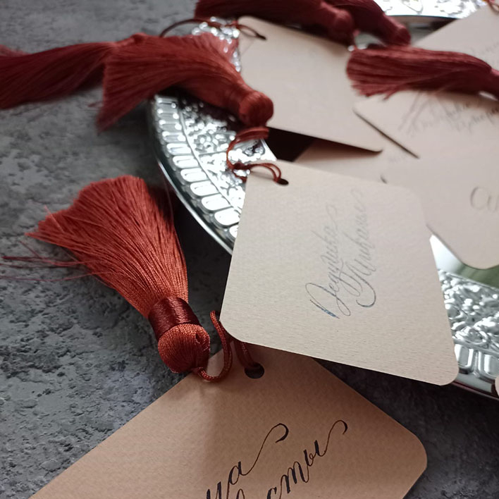 Карточки рассадки с кисточками для свадьбы