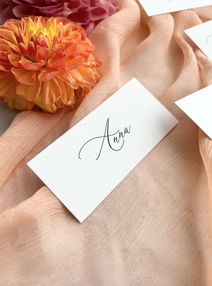 Карточки рассадки с именами гостей