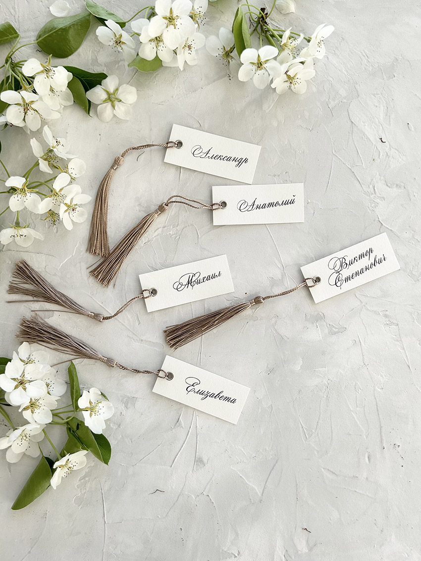 Банкетные карточки с кисточками