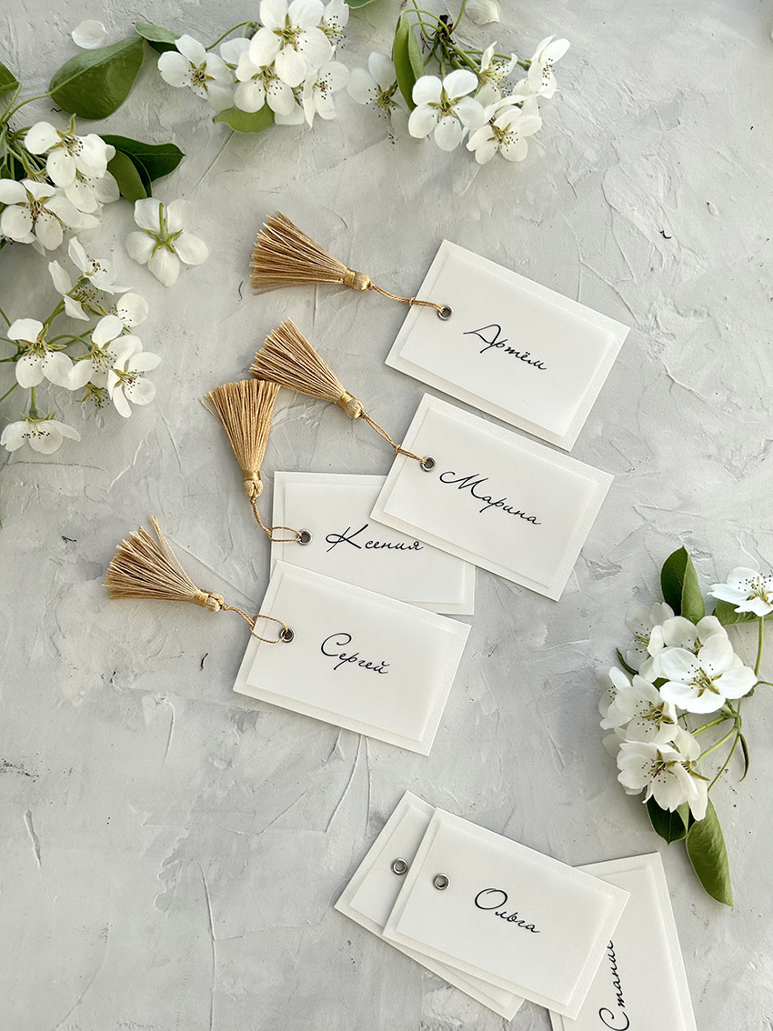 Карточки для рассадки с кисточками