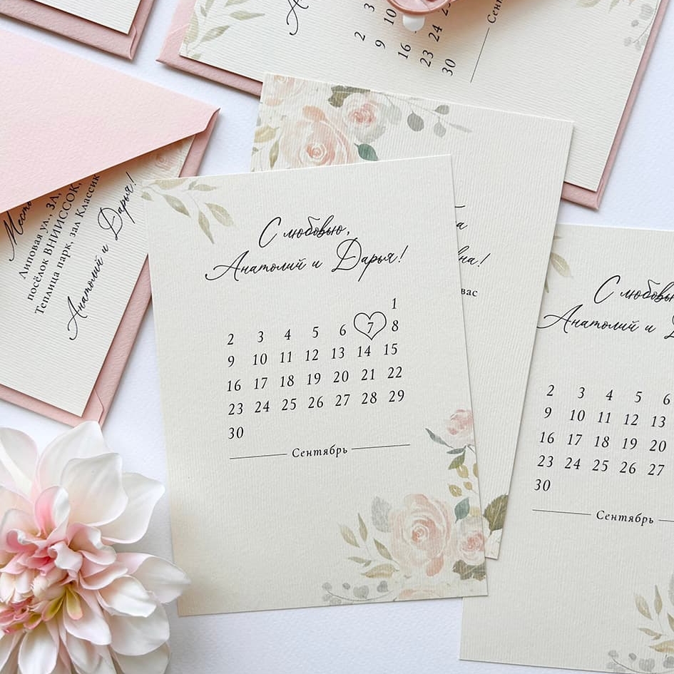 свадебные приглашения с календарём и персиковыми цветами