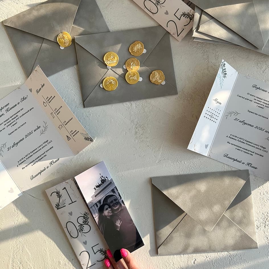свадебные приглашения в серых бархатных конвертах
