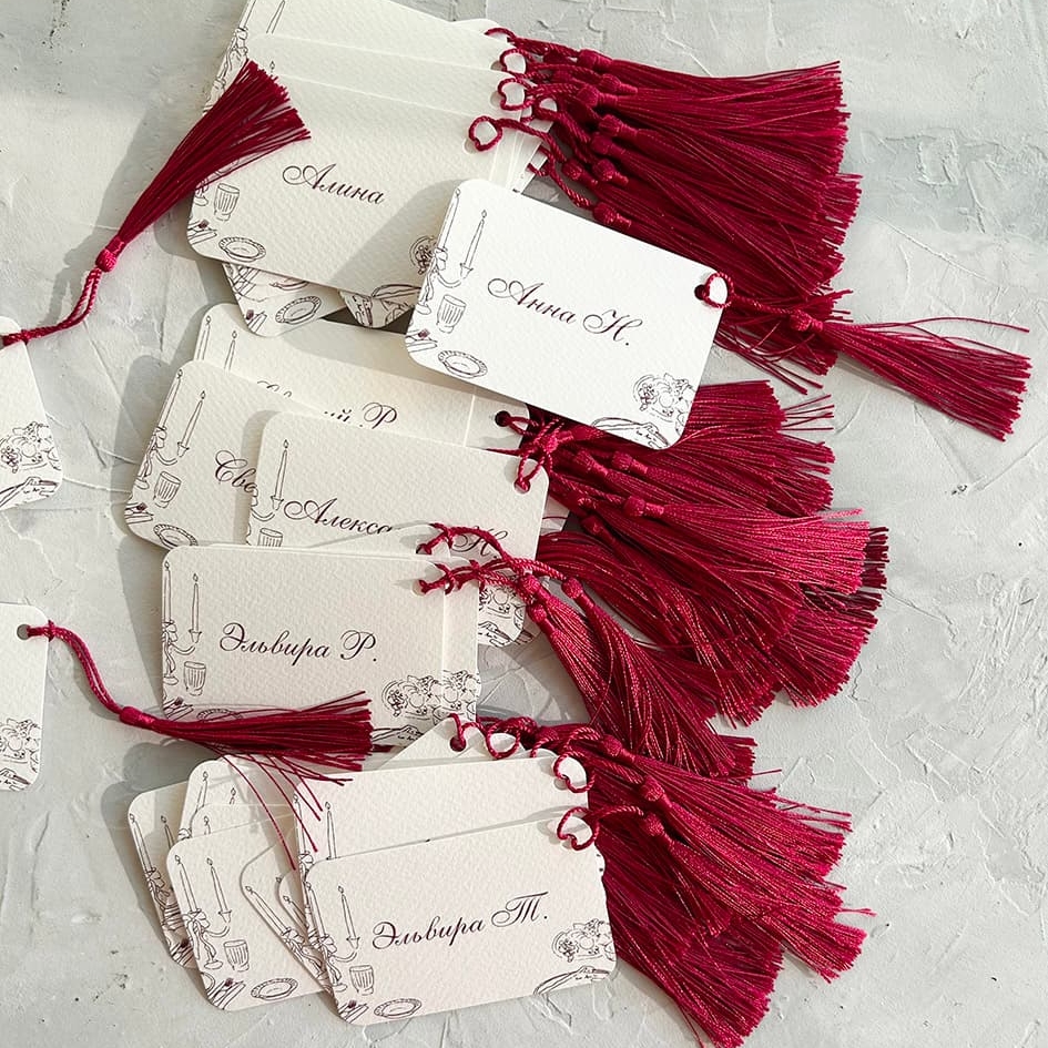 Карточки рассадки гостей с бордовыми кисточками из дизайнерской бумаги
