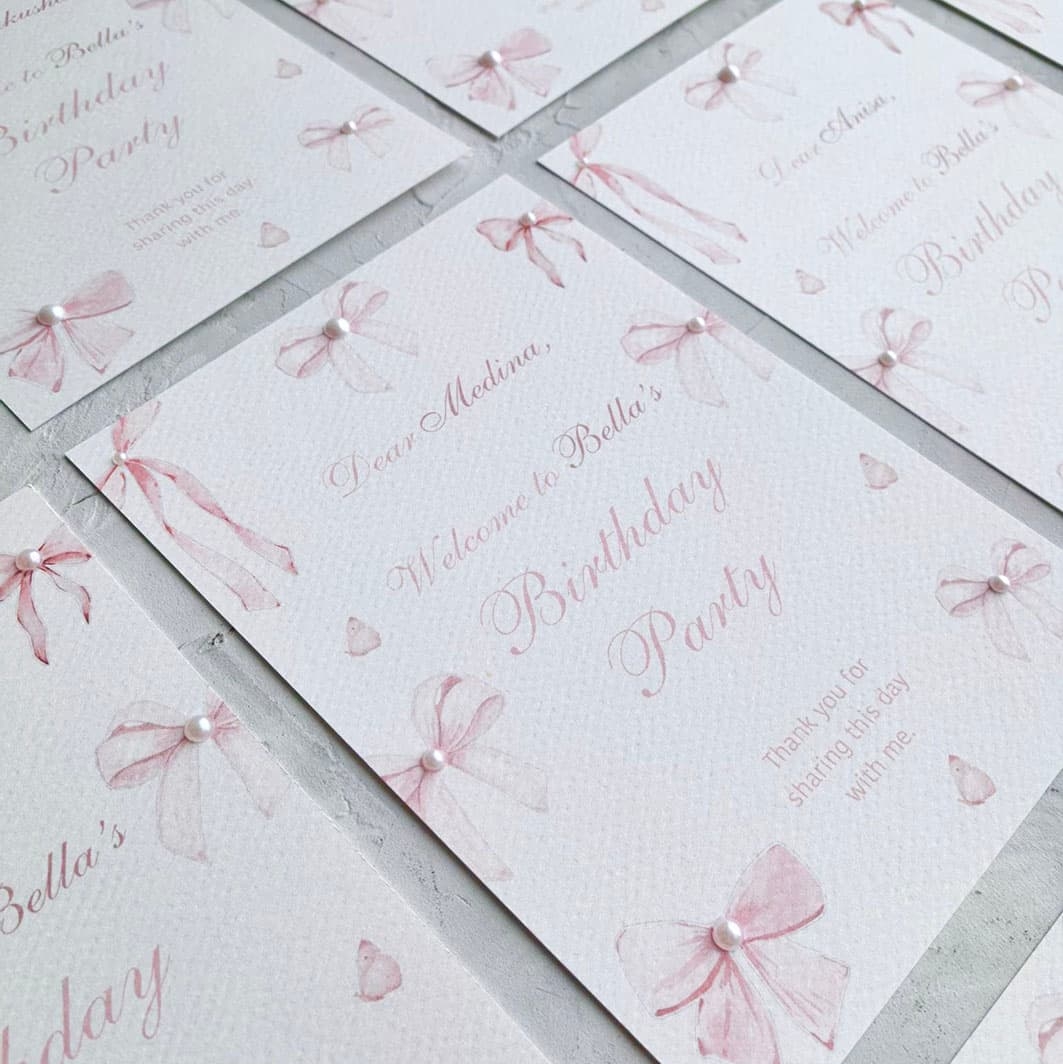 Карточки рассадки гостей с декоративными жемчужинами