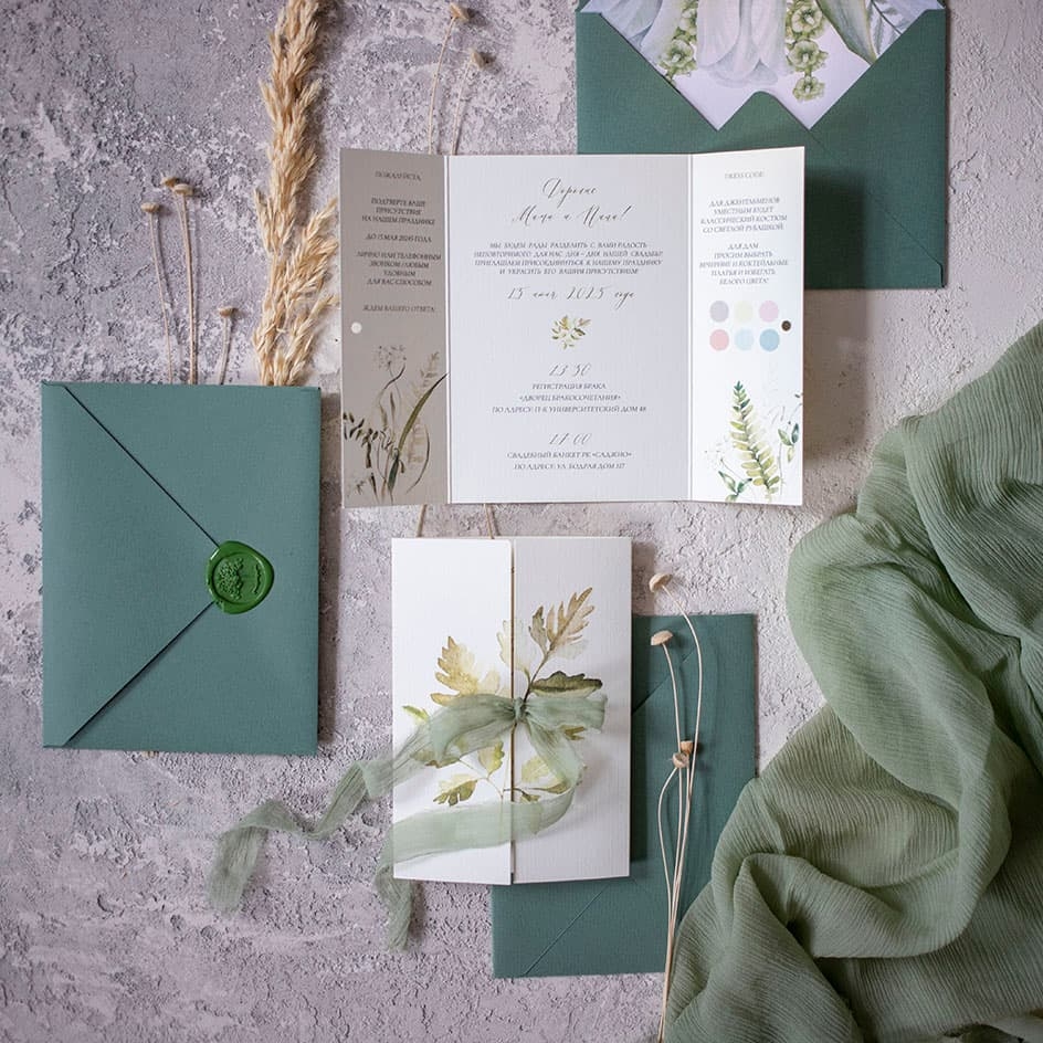 Пригласительные на свадьбу с зелёной лентой и фактурной бумагой