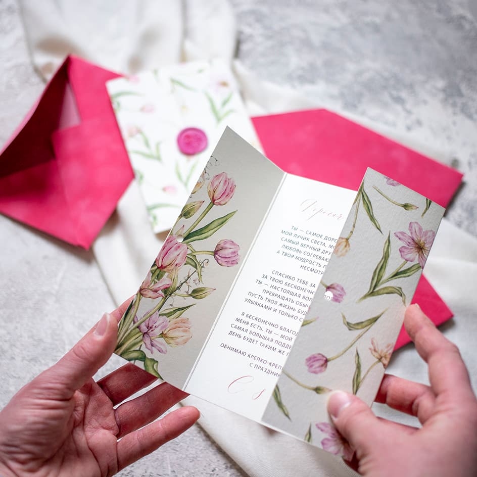 Дизайнерская открытка с тюльпанами