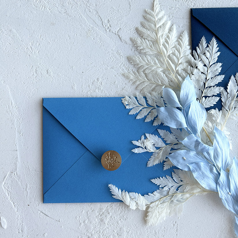 синий конверт из гладкой матовой бумаги