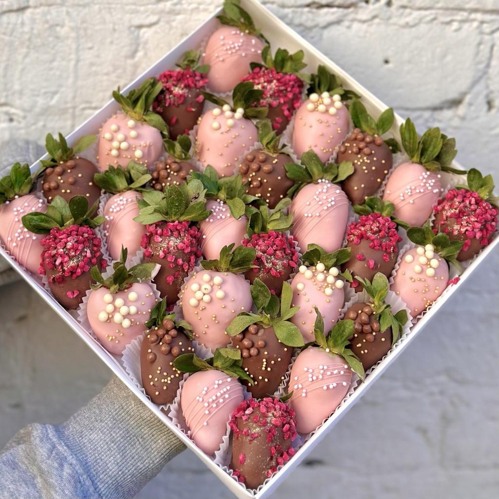 Клубника в шоколаде "Love" (30-36 ягод)