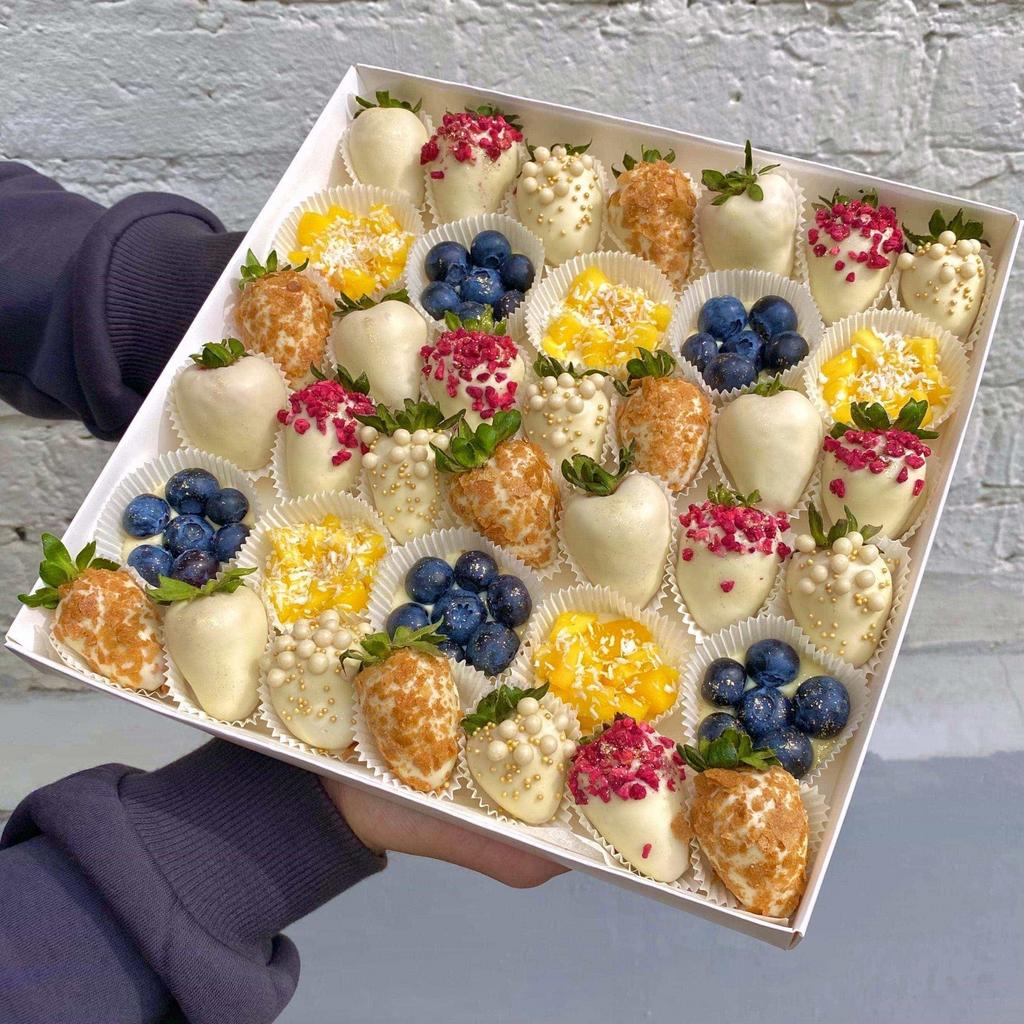 XL Ассорти в белом шоколаде "Berry Kingdom с манго" (клубника, голубика, манго)