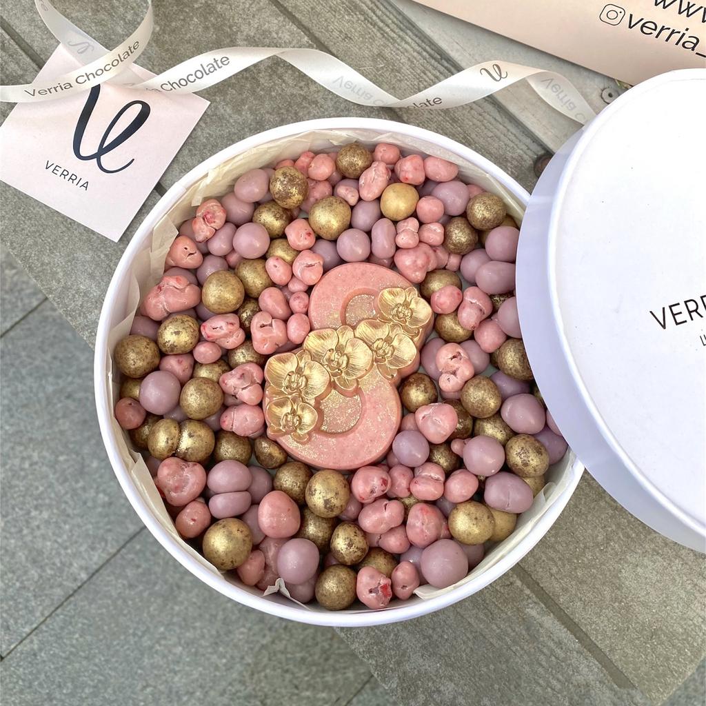 Ассорти фирменных шоколадных драже "8 марта"