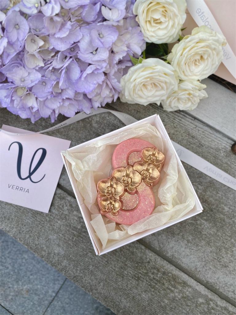 Фигурный клубничный шоколад "8 марта"