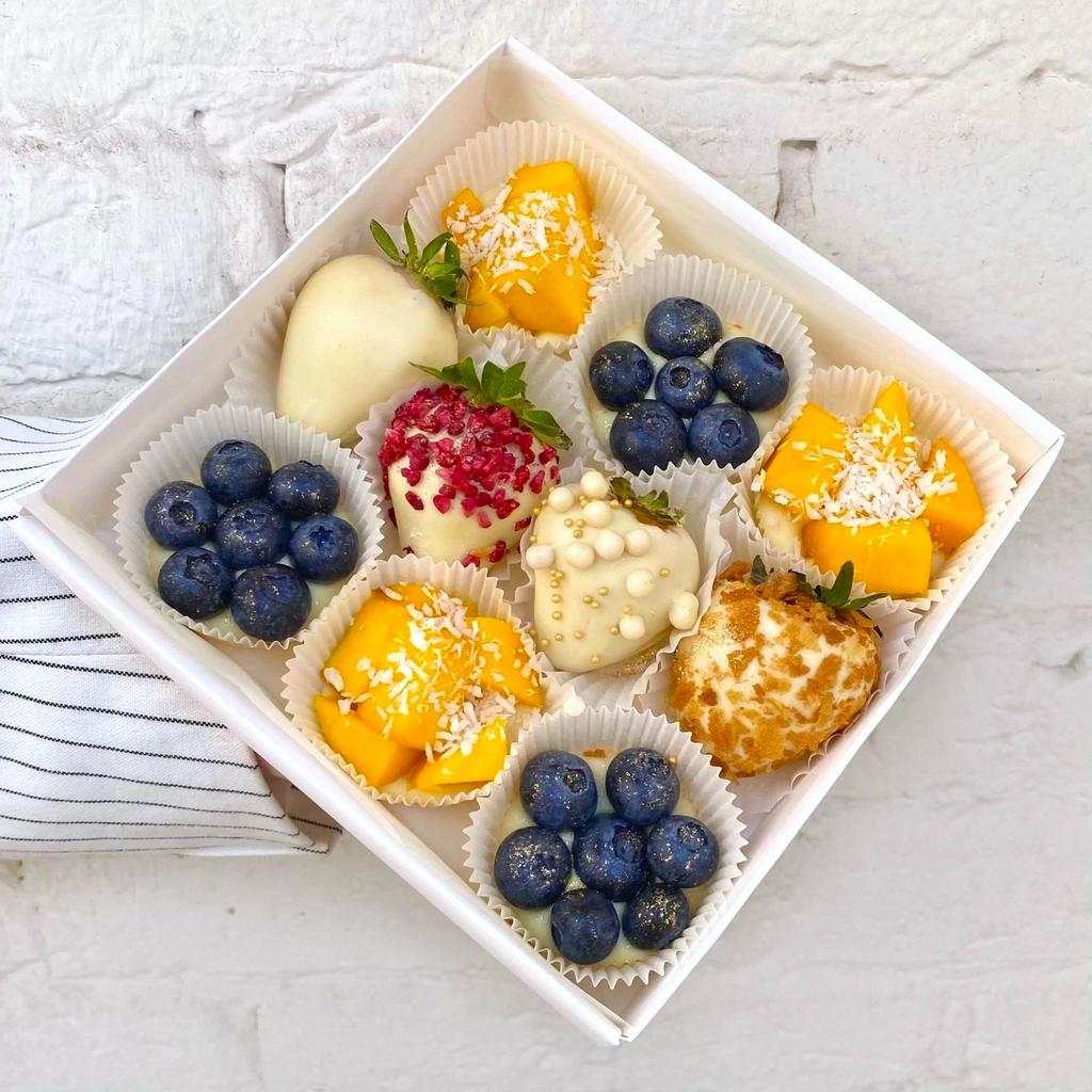 Ассорти в белом шоколаде "Berry Kingdom с манго" (клубника, голубика, манго) standart