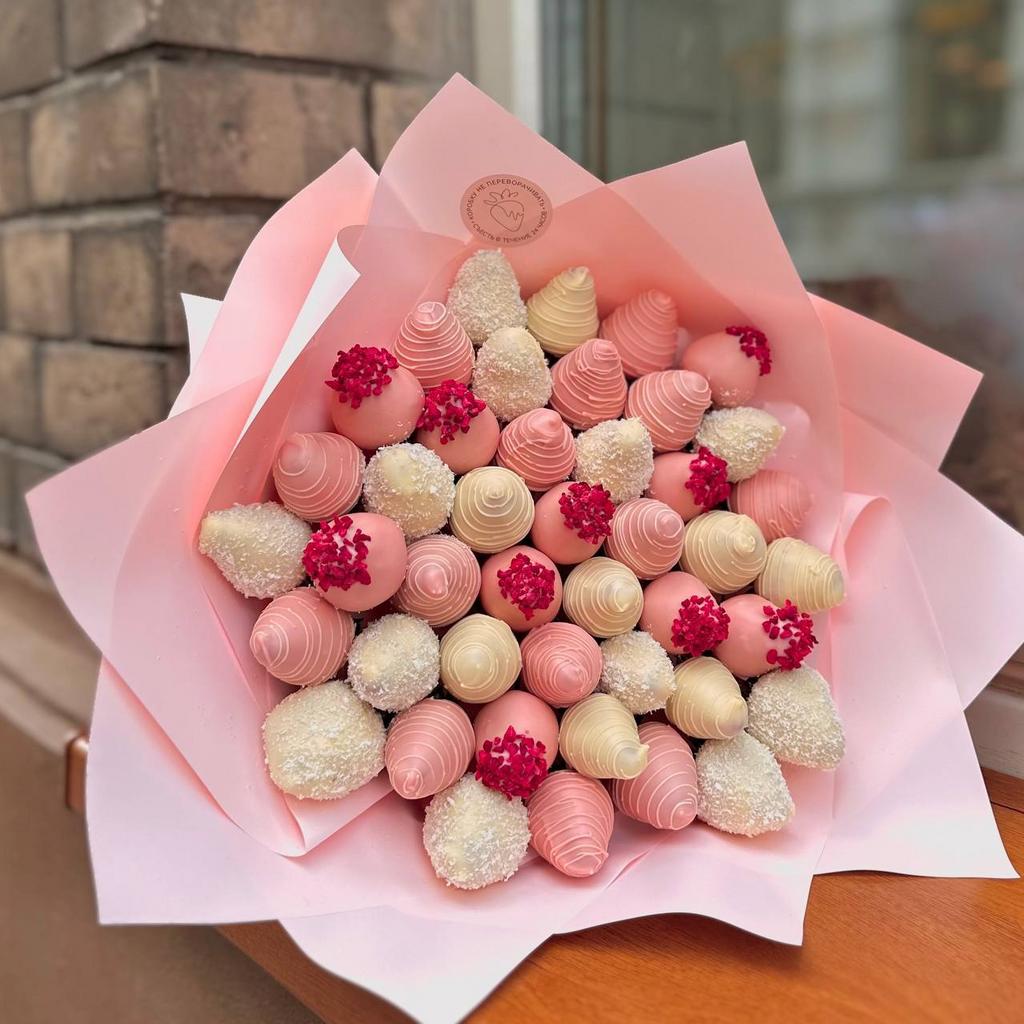 Букет клубники в шоколаде "Нежность" L (40-50 ягод)