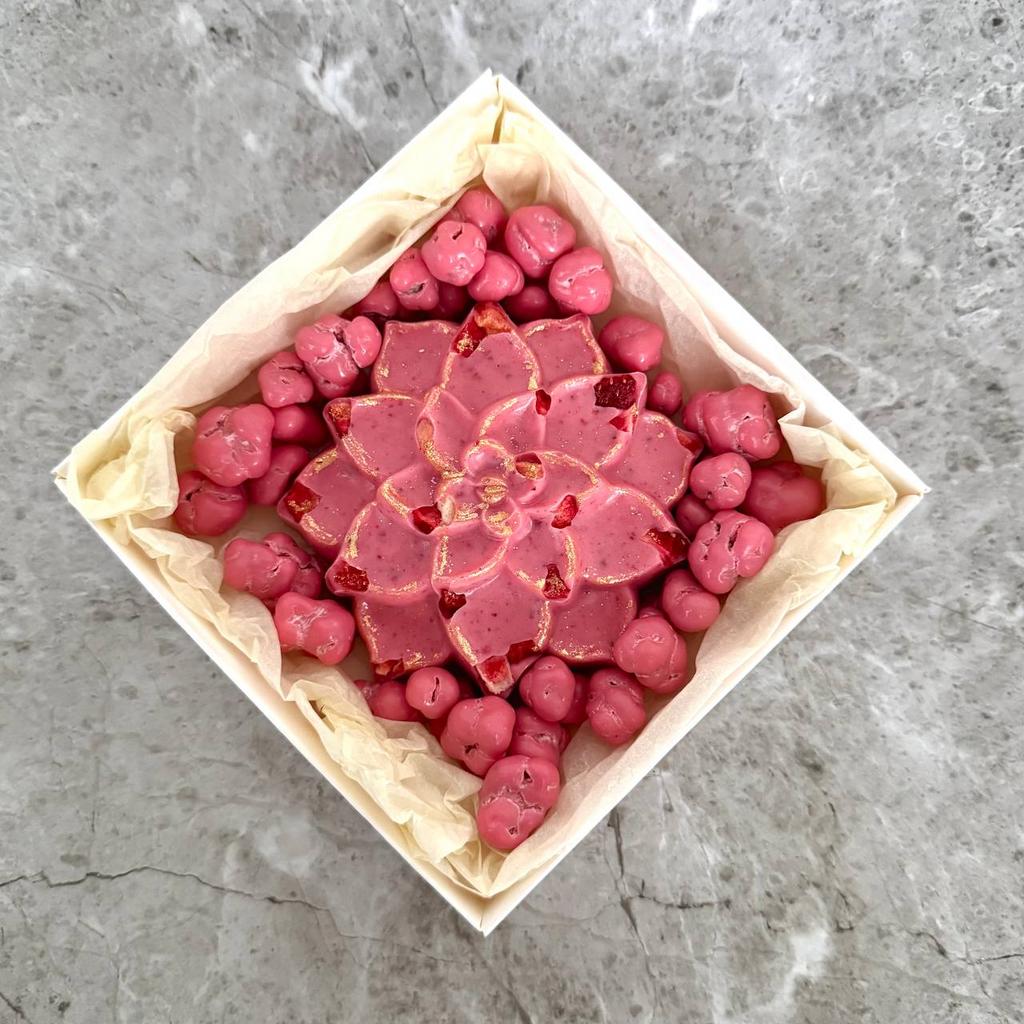 Фигурный шоколад "Цветок" с драже